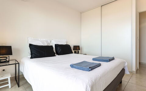 Diana: Cama, Mueble, Habitación, Diseño De Interiores, Habitación, Suelo, Sábana, Lecho, Piso, Techo