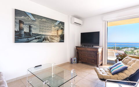 Diana: Mueble, Diseño De Interiores, Habitación, Piso, Suelo, Televisión, Mesa, Sofá, Dispositivo Electronico, Sala