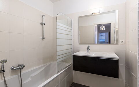 Diana: Baño, Arreglo De Tubería, Piso, Diseño De Interiores, Suelo, Bañera, Grifo, Lavabo, Plomería, Espejo