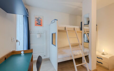 Casa Roby: Diseño De Interiores, Mueble, Cama, Piso, Habitación, Suelo, Madera, Techo, Habitación, Litera