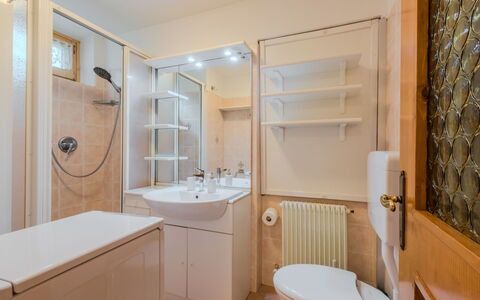 Casa Roby: Baño, Lavabo Del Baño, Arreglo De Tubería, Diseño De Interiores, Piso, Suelo, Lavabo, Grifo, Mueble De Baño, Plomería