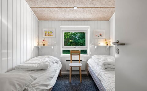 Fria - 200M from the Sea: Pared, Habitación, Madera, Diseño De Interiores, Cama, Techo, Lecho, Sábana, Suelo, Piso