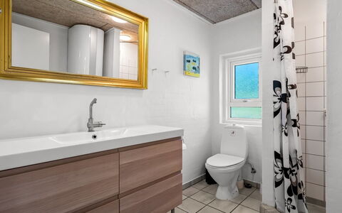 Fria - 200M from the Sea: Piso, Arreglo De Tubería, Suelo, Diseño De Interiores, Lavabo Del Baño, Baño, Lavabo, Madera, Mueble De Baño, Baño