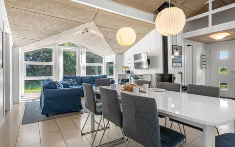 Fria - 200M from the Sea: Diseño De Interiores, Techo, Madera, Mueble, Piso, Suelo, Sofá, Sala, Casa, Lámpara