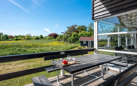 Fria - 200M from the Sea: Porche, Casa, El Terreno Del Lote, Cabaña, Mueble Para Exteriores, Sombra, Césped, Yarda, Vía Muerta, Jardín