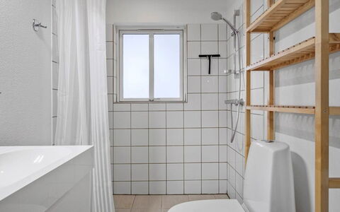 Ferdine - from the Sea: Pared, Piso, Suelo, Diseño De Interiores, Habitación, Arreglo De Tubería, Techo, Loseta, Plomería, Baño