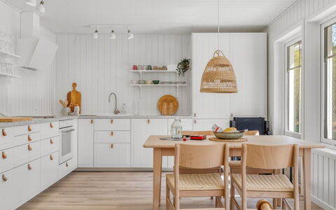 Edine - 917M from the Sea: Piso, Madera, Mueble, Suelo, Suelos De Madera, Diseño De Interiores, Casa, Cocina, Mostrador, Suelo Laminado