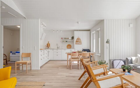 Edine - 917M from the Sea: Piso, Suelos De Madera, Suelo, Madera, Diseño De Interiores, Mueble, Techo, Suelo Laminado, Casa, Sala