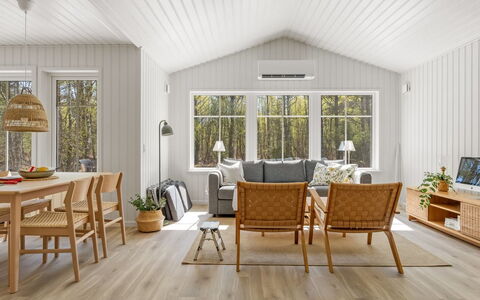 Edine - 917M from the Sea: Madera, Piso, Suelos De Madera, Suelo, Diseño De Interiores, Suelo Laminado, Sala, Tablón, Madera Dura, Manchas De Madera