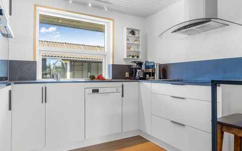 Antero - 600M from the Sea: Cocina, Piso, Mostrador, Aparato De Cocina, Diseño De Interiores, Electrodoméstico, Gabinetes, Madera, Suelo, Electrodoméstico