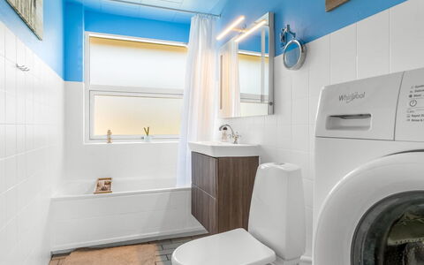 Antero - 600M from the Sea: Diseño De Interiores, Piso, Lavadora, Suelo, Arreglo De Tubería, Techo, Baño, Cuarto De Lavado, Habitación, Secadora De Ropa