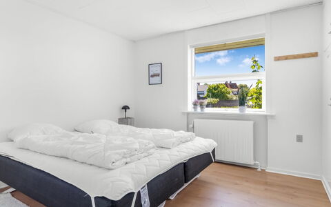 Antero - 600M from the Sea: Cama, Madera, Habitación, Diseño De Interiores, Piso, Suelo, Lecho, Sábana, Mueble, Techo