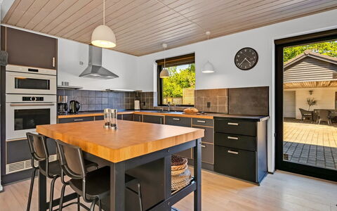 Isalie - 300M from the Sea: Mueble, Diseño De Interiores, Cocina, Mostrador, Piso, Madera, Techo, Gabinetes, Suelo, Lámpara
