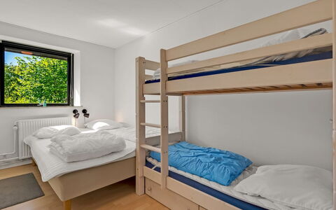 Isalie - 300M from the Sea: Litera, Cama, Habitación, Madera, Lecho, Sábana, Dormitorio, Marco De La Cama, Diseño De Interiores, Mueble