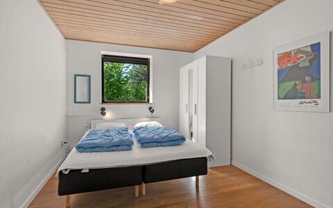 Isalie - 300M from the Sea: Diseño De Interiores, Habitación, Madera, Cama, Techo, Suelo, Mueble, Piso, Sábana, Lecho