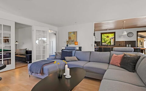 Isalie - 300M from the Sea: Mueble, Diseño De Interiores, Sofá, Piso, Suelo, Sala, Madera, Techo, Habitación, Departamento