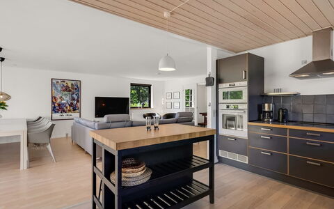 Isalie - 300M from the Sea: Mueble, Diseño De Interiores, Piso, Cocina, Mostrador, Madera, Techo, Suelos De Madera, Gabinetes, Suelo