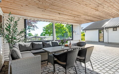 Isalie - 300M from the Sea: Madera, Mueble, Piso, Casa, Mueble Para Exteriores, Suelo, Porche, Mesa, Cubierta, Silla