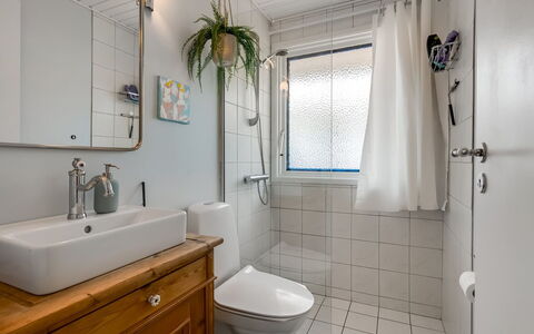 Skuli - 300M from the Sea: Lavabo Del Baño, Baño, Arreglo De Tubería, Lavabo, Diseño De Interiores, Grifo, Asiento Del Baño, Espejo, Baño, Plomería