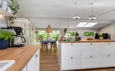 Skuli - 300M from the Sea: Cocina, Mostrador, Piso, Gabinetes, Diseño De Interiores, Mueble, Madera, Aparato De Cocina, Lámpara, Suelo