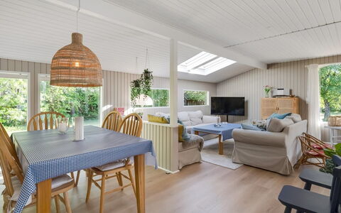 Skuli - 300M from the Sea: Mueble, Diseño De Interiores, Madera, Piso, Techo, Suelo, Sofá, Casa, Silla, Sala