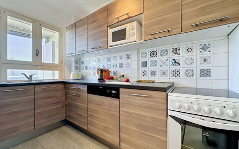 California: Cocina, Electrodoméstico, Gabinetes, Piso, Madera, Aparato De Cocina, Diseño De Interiores, Mostrador, Departamento, Suelo