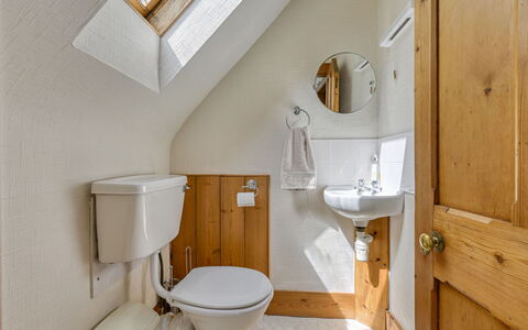 Coach House on Aigas Golf Course: Arreglo De Tubería, Baño, Piso, Lavabo, Diseño De Interiores, Suelo, Plomería, Lavabo Del Baño, Grifo, Baño