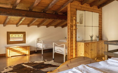Il Cervo: Madera, Diseño De Interiores, Mueble, Techo, Piso, Suelo, Habitación, Cama, Habitación, Manchas De Madera