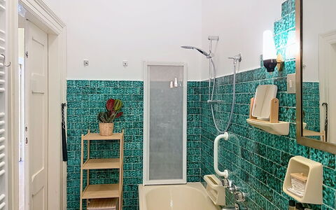 Una Finestra sul Lago: Diseño De Interiores, Piso, Suelo, Arreglo De Tubería, Plomería, Baño, Loseta, Lavabo Del Baño, Habitación, Grifo