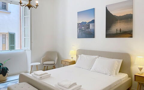 Una Finestra sul Lago: Suelo, Piso, Diseño De Interiores, Departamento, Mueble, Almohada, Arrojar La Almohada, Habitación, Cama, Amortiguar