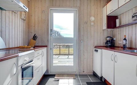 Solveig - 1.5Km from the Sea: Madera, Piso, Electrodoméstico, Suelo, Cocina, Aparato De Cocina, Manchas De Madera, Madera Dura, Suelos De Madera, Habitación