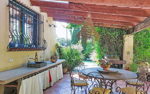 Grande Bastide: Mueble, Silla, Mesa, Mueble Para Exteriores, Mesa Al Aire Libre, Cocina Y Comedor Mesa, Paraguas, Sombra, Restaurante, Maceta
