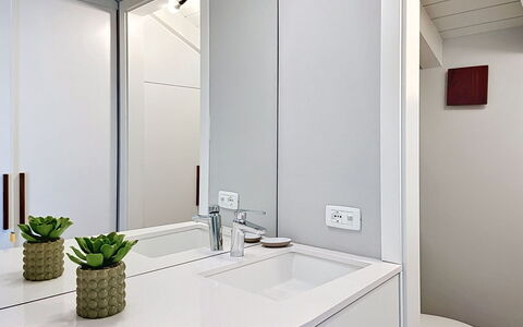 Zani: Diseño De Interiores, Pared, Arreglo De Tubería, Piso, Lavabo, Mostrador, Madera, Mueble De Baño, Baño, Lavabo Del Baño