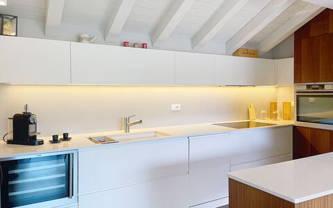 Zani: Cocina, Diseño De Interiores, Mostrador, Piso, Gabinetes, Madera, Suelo, Aparato De Cocina, Techo, Mueble