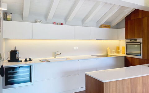Zani: Cocina, Diseño De Interiores, Piso, Mostrador, Gabinetes, Madera, Mueble, Suelo, Aparato De Cocina, Techo