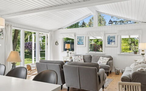 Stig - 1.1Km from the Sea: Sofá, Casa, Diseño De Interiores, Techo, Sala, Cabaña, Moldura, Diseño, Porche