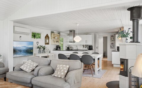 Stig - 1.1Km from the Sea: Mueble, Diseño De Interiores, Madera, Piso, Sala, Techo, Sofá, Suelo, Casa, Habitación