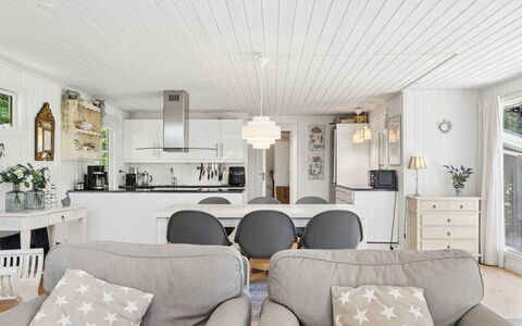 Stig - 1.1Km from the Sea: Mueble, Diseño De Interiores, Madera, Techo, Piso, Lámpara, Casa, Sala, Encendiendo, Suelo