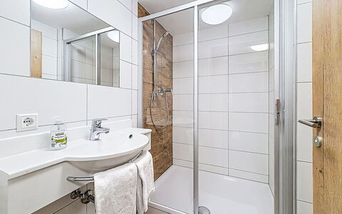 Zeffereralm: Diseño De Interiores, Baño, Piso, Arreglo De Tubería, Suelo, Plomería, Ducha, Grifo, Puerta De La Ducha, Habitación