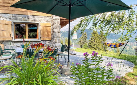 Chalet le Cornuit: Paraguas, Mueble Para Exteriores, Mueble, Silla, Jardín, Sombra, Mesa Al Aire Libre, Paisajismo, Yarda, Eco Hotel