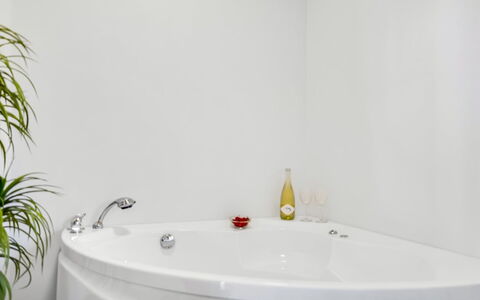 Eve - 700M from the Sea: Bañera, Arreglo De Tubería, Baño, Diseño De Interiores, Plomería, Grifo, Lavabo