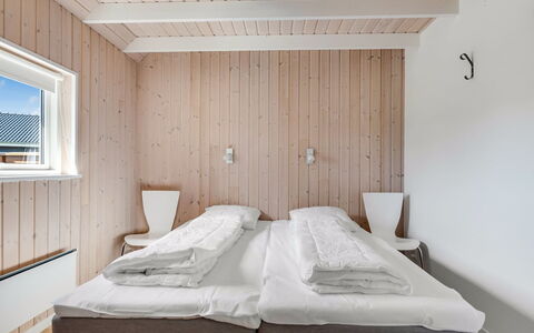 Eve - 700M from the Sea: Madera, Habitación, Suelo, Piso, Techo, Diseño De Interiores, Cama, Sábana, Lecho, Manchas De Madera
