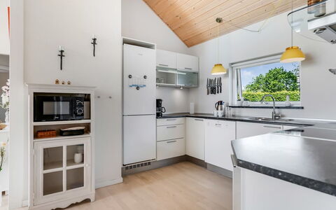 Eve - 700M from the Sea: Cocina, Diseño De Interiores, Mostrador, Piso, Techo, Madera, Aparato De Cocina, Lámpara, Mueble, Gabinetes