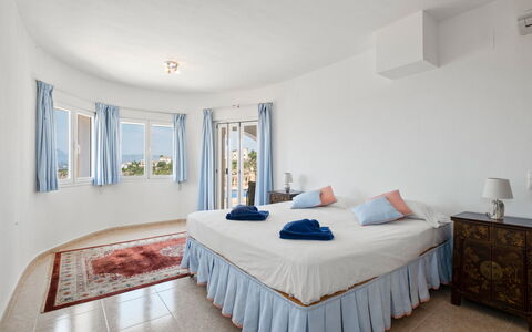 Bougainvillea: Mueble, Departamento, Recurso, Hotel, Silla, Habitación, Cortina, Tratamiento De La Ventana, Villa, Cama