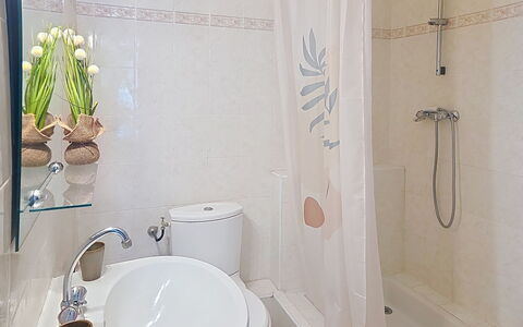 Les Glycines: Baño, Arreglo De Tubería, Lavabo Del Baño, Diseño De Interiores, Pared, Lavabo, Blanco, Piso, Grifo, Suelo