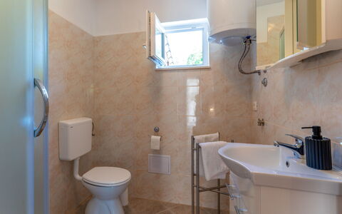 Romana: Baño, Arreglo De Tubería, Lavabo Del Baño, Diseño De Interiores, Piso, Pared, Lavabo, Suelo, Grifo, Plomería