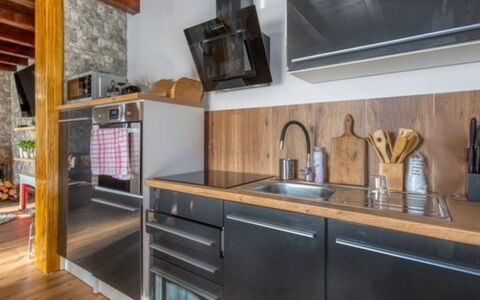 Plitvička Jezera: Cocina, Mostrador, Aparato De Cocina, Mueble, Madera, Electrodoméstico, Piso, Diseño De Interiores, Gabinetes, Electrodoméstico
