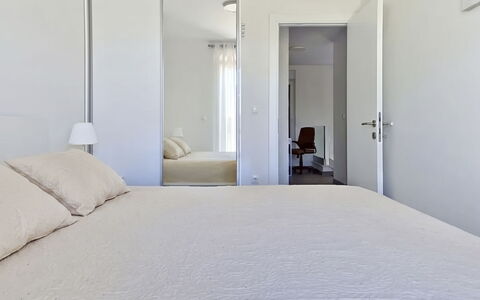 Lotta: Diseño De Interiores, Suelo, Piso, Cama, Pared, Mueble, Habitación, Madera, Techo, Habitación