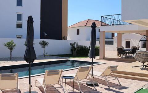 Amara: Barrio Residencial, Arquitectura, Mueble, Piscina, Mueble Para Exteriores, Suelo, Material Compuesto, Casa, Sombra, Departamento