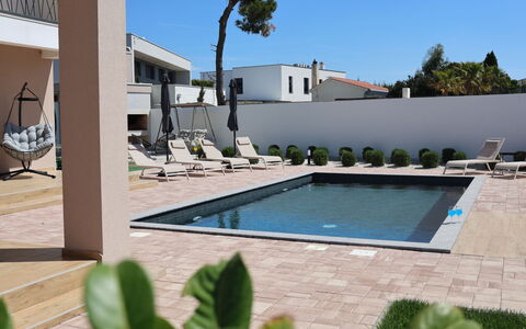 Amara: Piscina, Mueble Para Exteriores, Diseño Urbano, Material Compuesto, Recurso, Sombra, Silla, Hormigón, Sunlounger, Inmuebles
